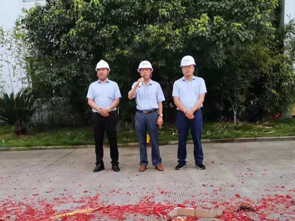桂林鴻程董事長(zhǎng)容平勛發(fā)表致辭桂林鴻程機(jī)電設(shè)備有限公司廠區(qū)2#生產(chǎn)廠房開(kāi)工大吉！